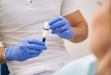 دليلك لاختيار افضل دكتور زراعة اسنان في القاهرة لعام 2026